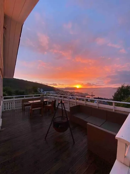 Spacious Villa With View - 5Br - Free Parking - Great Wi-Fi 베르겐 0*,  노르웨이